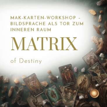 Mystischer Flat Lay mit bunten Oracle und Tarot Karten, lebendigen symbolischen Illustrationen, Archetypen, Kristallen, Federn und getrockneten Botanicals – MAK-Karten Workshop projektive Bildarbeit