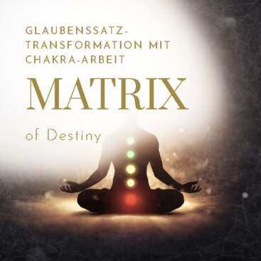 Menschliche Silhouette in Meditation mit sieben leuchtenden Chakra-Energiezentren entlang der Wirbelsäule, goldenes Transformationslicht löst alte Glaubenssätze und Ketten auf, Sacred Geometry Matrix Muster – Glaubenssatz-Transformation mit Chakra-Arbeit