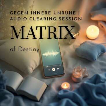 „Smartphone mit laufender Audio-Wellenform liegt auf einem weichen Bett mit Kissen, Kopfhörer, Kerzen, Kristall und offenem Buch – stimmungsvolle Szene für eine beruhigende Audio-Clearing-Session gegen innere Unruhe.“