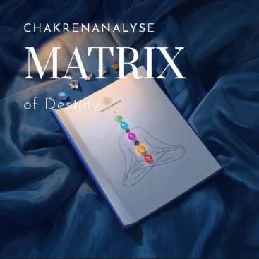 Flatlay mit individueller Chakra-Auswertung PDF, sieben Chakra-Kristallen und ätherischem Öl auf dunkelblauem Samt – Produktbild Schicksalsmatrix Chakra-Auswertung