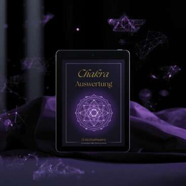 Produkt-Mockup einer individuellen Chakra-Auswertung als PDF-Dokument auf einem Tablet-Bildschirm, gestaltet in edlen Schwarz- und Violetttönen mit leuchtenden Chakra-Symbolen und Mustern der Matrix of Destiny.