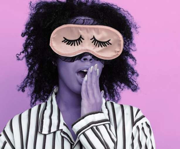 Stimmig schlafen – Ayurveda-Zeitfenster & Vagus-Flow: sanfte Abendroutine für ruhige Nächte (Symbolbild mit Schlafmaske)