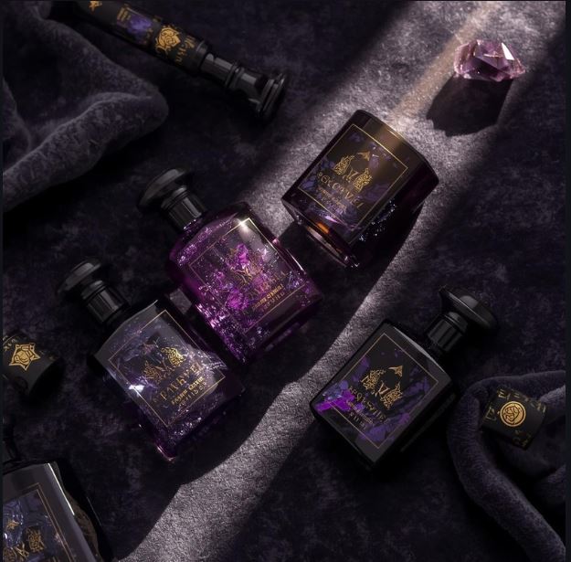 Luxuriöse Apothekerflaschen mit pflaumenfarbener Essenz und goldenen Etiketten im alchemistischen Labor.