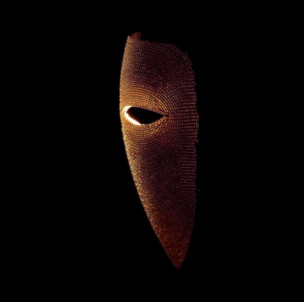 Fragment einer goldenen Maske. Info: Die Maske des Wissens und der Tradition.