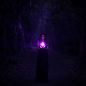 Ausbildung Die Ahnenmatrix und Schicksalsmatrix im mystischen Schwarz-Lila Branding mit einer Frau im Wald.