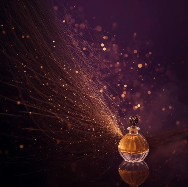 Kunstvolle Darstellung von Haaren als goldene Lichtantennen mit einer alchemistischen Öl-Essenz in einer dunkel-mystischen Atmosphäre.
